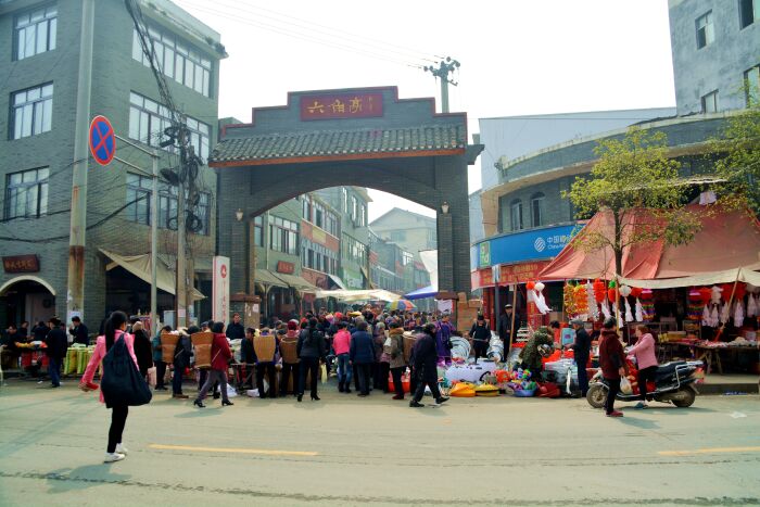 苗王墓位于县城西12公里处的清溪场镇帮好村,古称大坟堡.