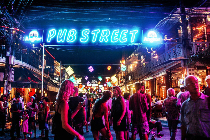 老市场的旁边有一条让外国人流连忘返的酒吧街"pub street"