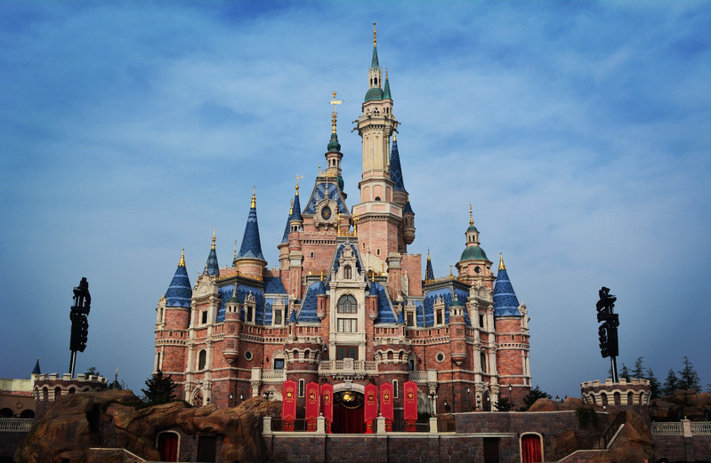 上海迪士尼城堡全景图(因为人多,建议大家站到后边花园的台阶上才能拍