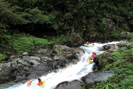 <清远清泉湾漂流-山水乐园-汽车2日游>高空玻璃漂流河道、竹林极速漂流、大型水上乐园嗨翻天、天子山七彩云足、亲亲鱼疗、金鸡岩观赏侗族表演 <清远清泉湾漂流-山水乐园-汽车2日游>高空玻璃漂流河道、竹林极速漂流、大型水上乐园嗨翻天、天子山七彩云足、亲亲鱼疗、金鸡岩观赏侗族表演