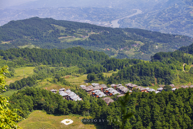 在主峰上欣赏着山下的风景,登高望远,有