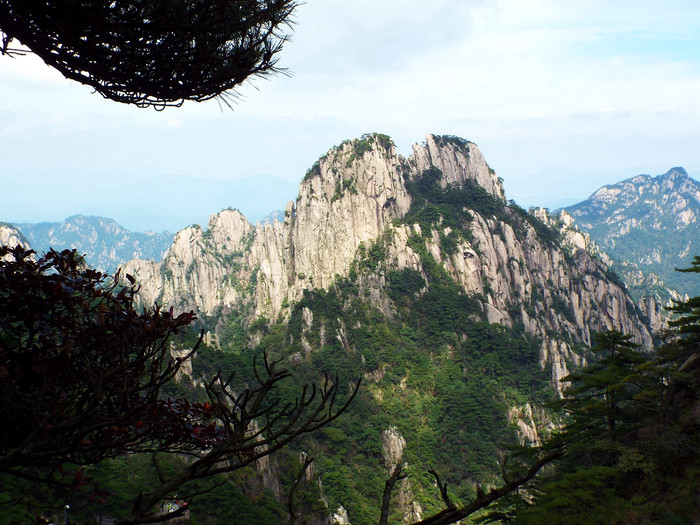 黄山山体多由青黑色花岗岩构成,因此古称"黟山".黟者,黑多之意.