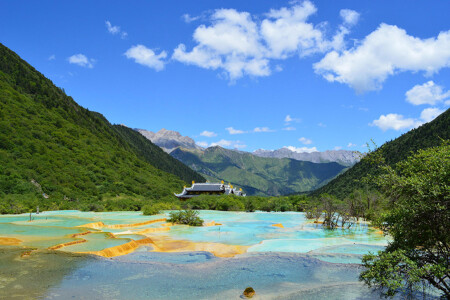 <九寨沟-黄龙-峨眉山-乐山汽车5日游>体验藏家民俗风情，品羌家十三花+牦牛肉汤锅，增订成都住宿赠接送机，可配联运飞机，三环内上门接