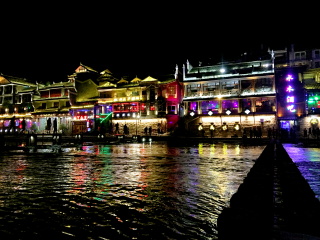 凤凰古城十一日游旅游团_暑假凤凰古城游价格_游凤凰古城的价钱