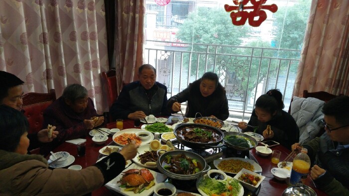 两家人酒足饭饱以后,各回各家看春晚,发红包抢红包.