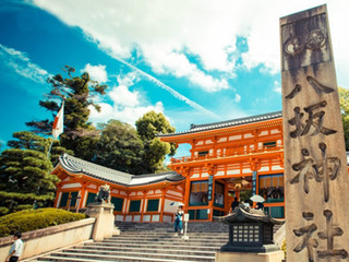 八坂神社的门前街道发展起来的祗园是日本规格最高的繁华街,讲到京都