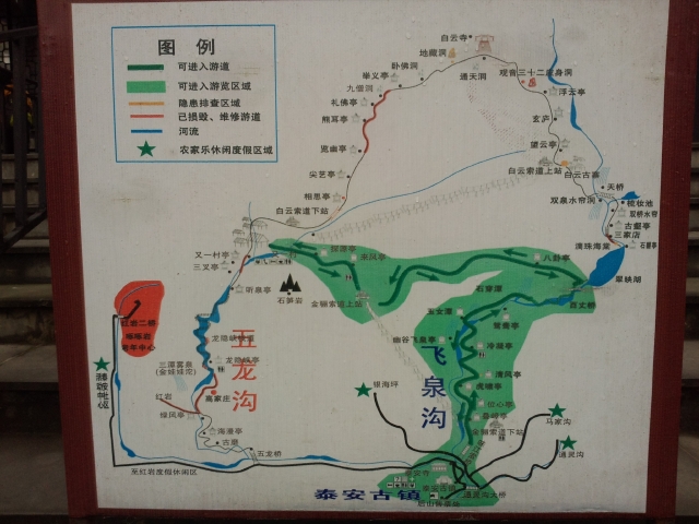 青城山后山风景都围绕着山间的溪水,一路飞瀑和水潭,风景好的路线都是