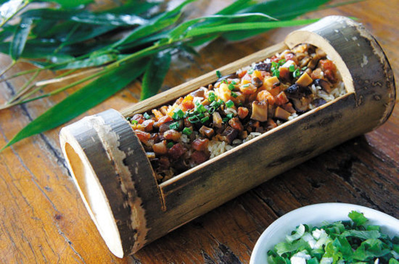 保亭黎族苗族传统美食—竹筒饭是用新鲜竹筒装着大米和调味料烤熟的一
