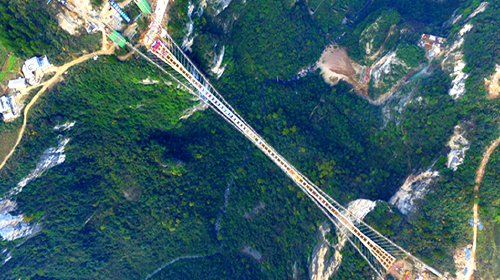 【张家界大峡谷玻璃桥】位于湖南省的张家界大峡谷景区栗树垭和吴王坡