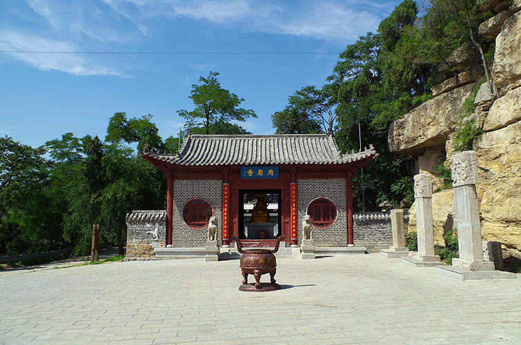 月岩寺位于银山镇昆山西麓半山腰,坐北向南,门向西面积约3000平方米.