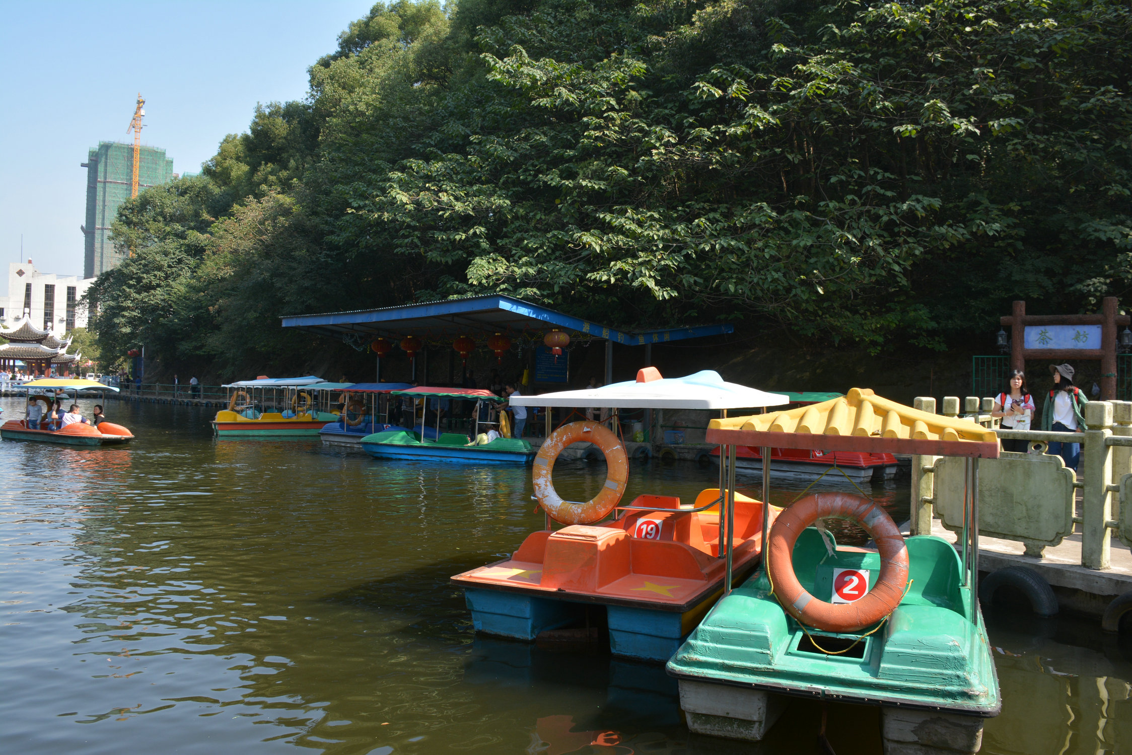 岳阳金鹗孔子公园p89:在水上游乐区域,可以乘船游湖,收费20元/人,游玩