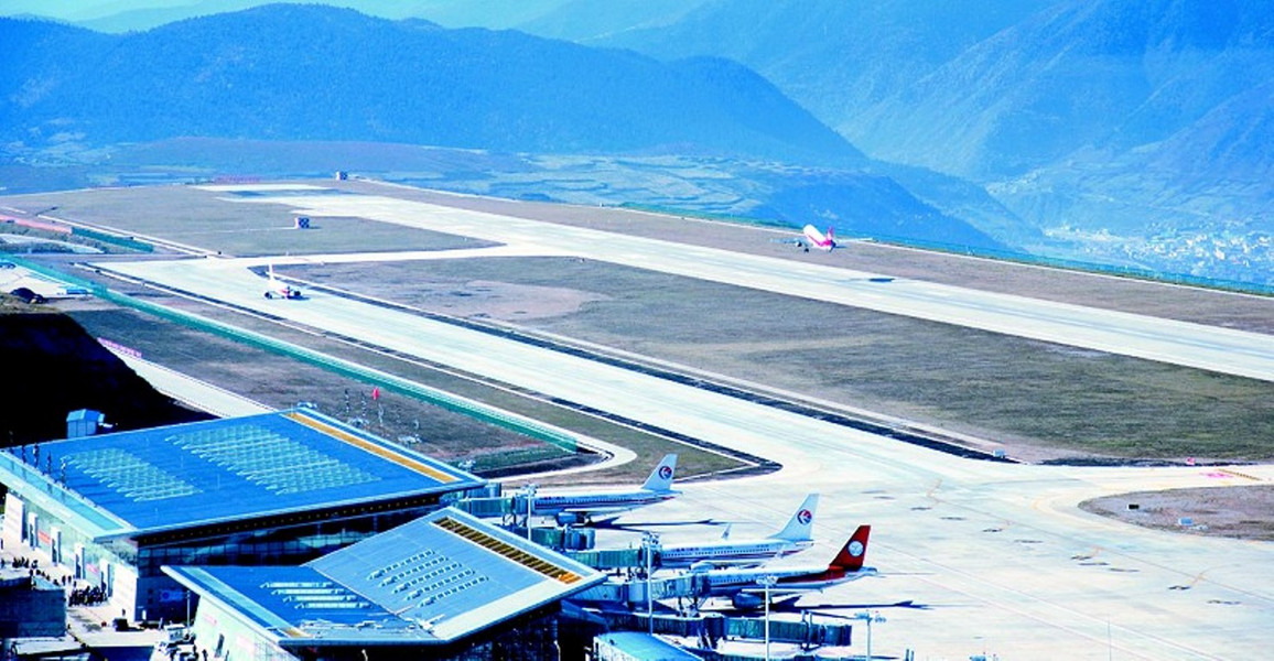 九黄机场是目前离九寨沟最近的机场,机场距离九寨沟88km,旺季开通直飞