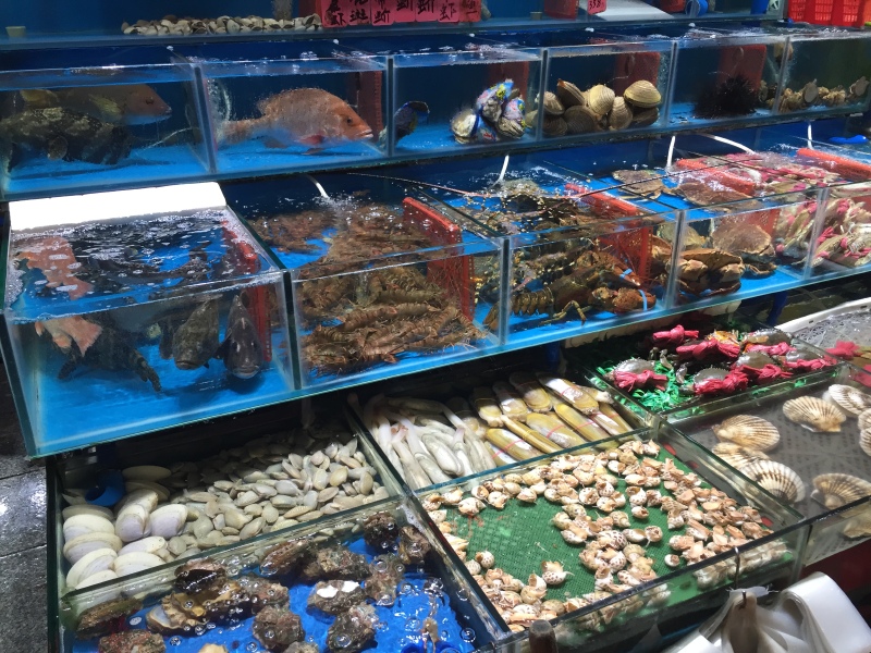 这是广州大名鼎鼎的黄沙水产市场,这里海鲜不但齐全,而且同时兼具现场