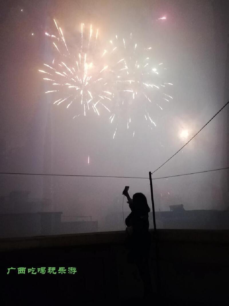过大年除夕在隆林看烟花初一到罗平看油菜花