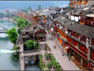 張家界游特價(jià)團(tuán)_張家界2人旅游需要多少錢(qián)_8月張家界旅游