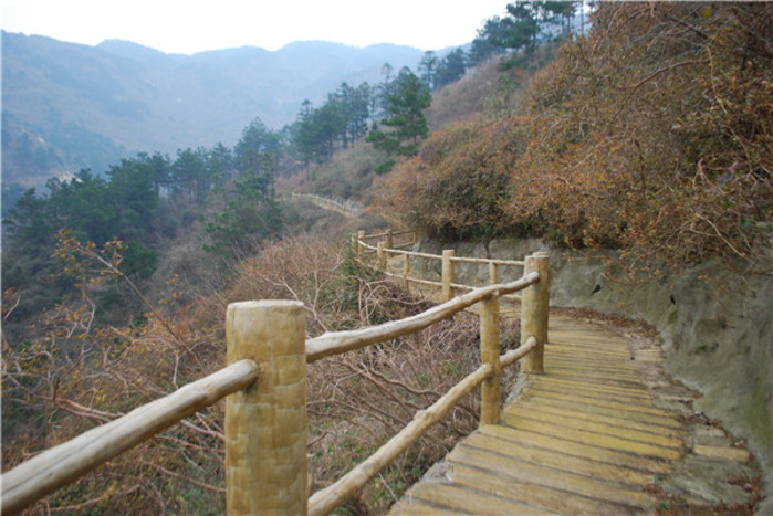 距黄陂城区29公里;是一处以山地为主的自然风景区