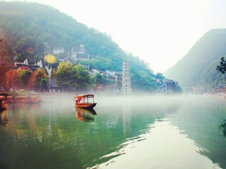 湖南鳳凰古城最佳旅游路線_8月湖南鳳凰古城旅游_湖南鳳凰古城高端品質(zhì)旅游團