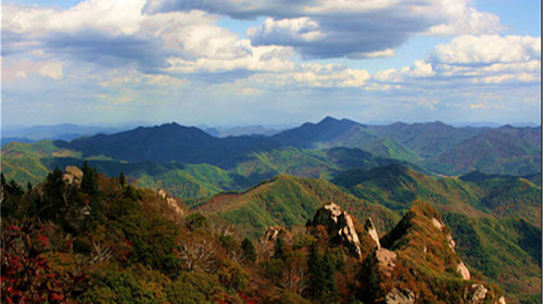 2小时),游览著名的花脖山景区(4小时),花脖峰高耸入云,喳蚜九天,千余