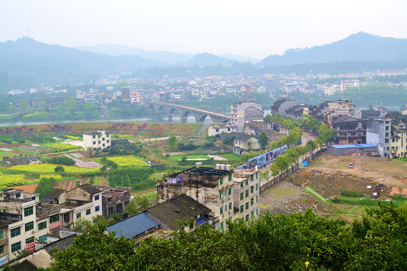 在酉水河边的清水坪旅游