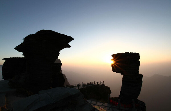 七月去梵净山旅游必备美食_七月去梵净山旅游物品哪在吃特色灵石图片