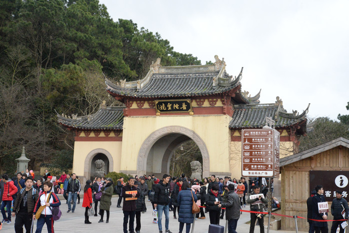 下午3点多坐船到了圣地普陀山,太晚了就没有进寺庙,就海边逛逛.