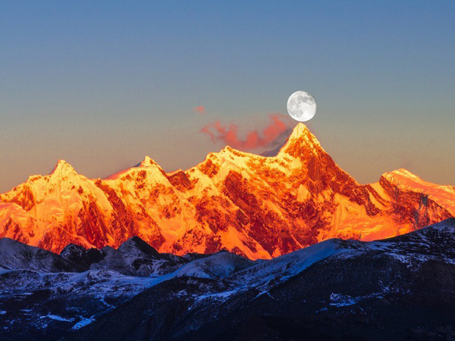 南迦巴瓦峰(也称木卓巴尔山),是中国西藏林芝地区很高的山,海拔7782