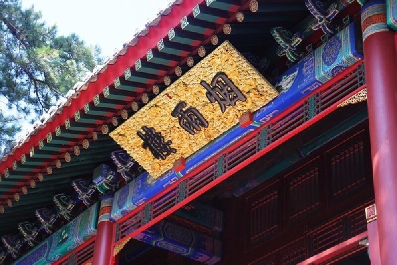 避暑山庄一日游,不知大家是否还记得丽正门和玉东方珠宝首饰店内那位