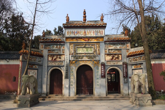 麓山寺坐落在岳麓山的古树丛中,是湖南省最古老的寺庙之一.