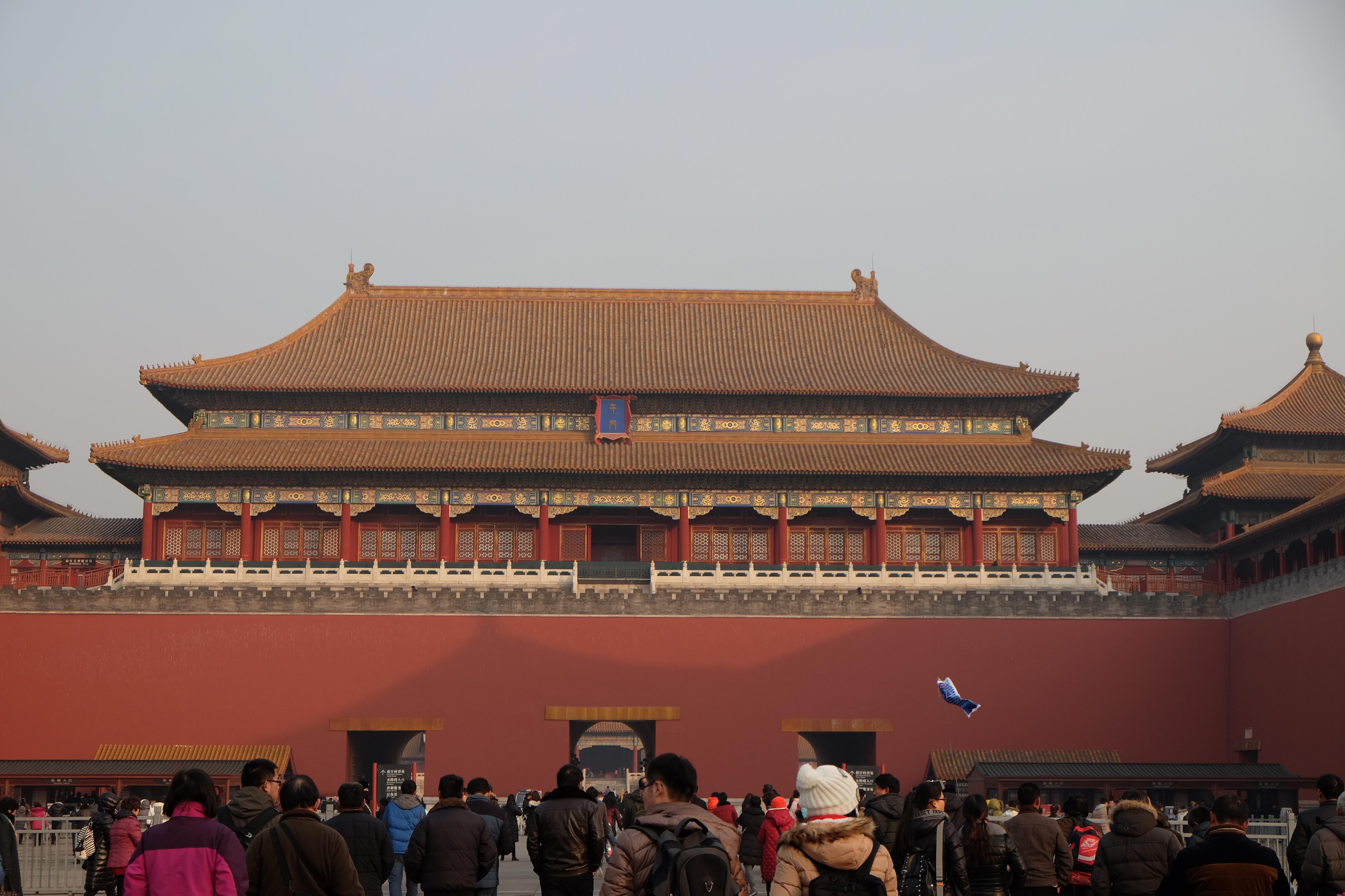 午门,故宫的正门,俗称"五凤楼,是皇帝下诏书,下令出征的地方.