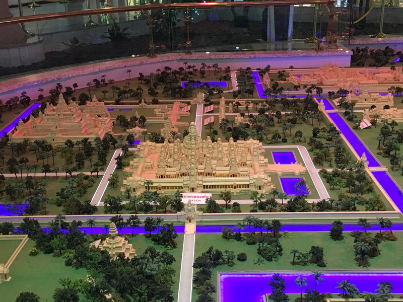 大吴哥城(angkor thom)模型,中间为巴扬寺,上有一百多面无处不在的"