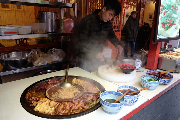 院内有大排档,食客很多,热闹的很.