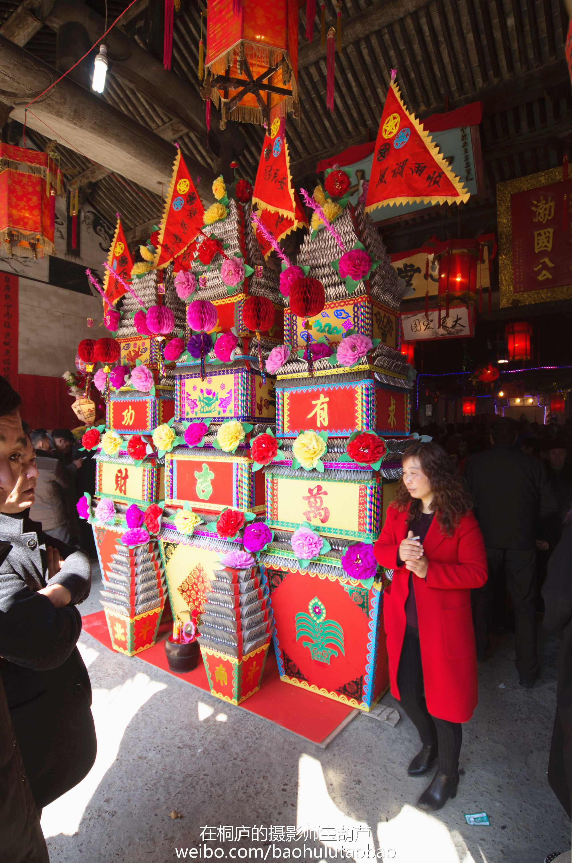 等摆祭结束的时候,要把这个写着风调雨顺,五谷丰登等字的斗烧给关公爷