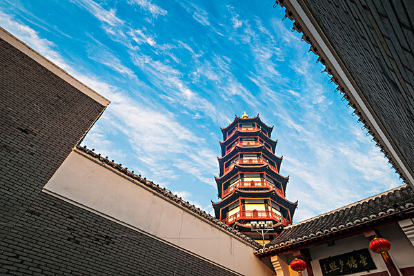 三月去南昌旅游餐館推薦 老龍五湯店在南昌是非常有名氣的,人氣非常高,他是以瓦罐湯而聞名的,尤其是口味重的朋友就有口福了,兩個招牌的拌粉,搭配上他們家非常獨特的瓦罐湯,慢慢品嘗會覺得味道越來越好,價格也非常大眾化,地址位于南昌市的西湖區,站前西路203號。民間飯莊也算得上是南昌的老字號了,他們家開了很多年,豬腳黃豆湯是他們的招牌,豬腳吃起來非常的酥呢而且回味無窮。