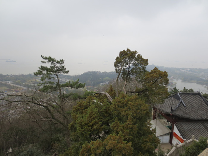 狼山位于南通市南郊,是著名的自然风景区,由狼山,马鞍山,黄泥山,剑