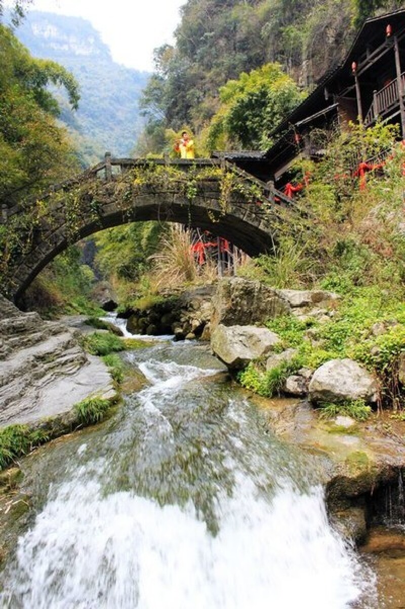 野坡岭,灯影洞,抗战纪念馆,石牌古镇,杨家溪军事漂流等景区,其旅游