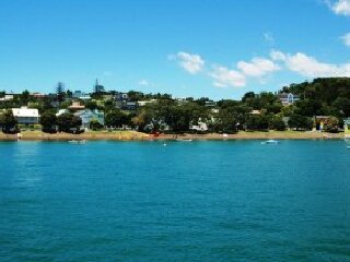 岛屿湾海豚游船+观赏岩中洞一日游 (奥克兰往