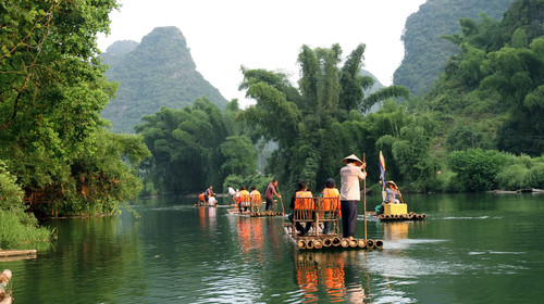 参加遇龙河漂流时,请妥善保管好您的贵重物品,防止掉入水中.