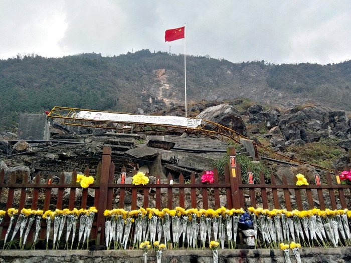 后面是北川中学遗址,现在只剩下一座蓝球架