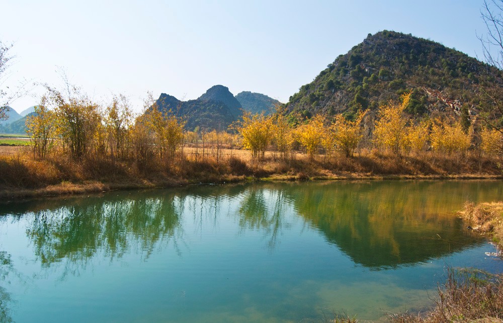 穿行在田陌湿地之间,山丘,池水,倒影以不同的角度和美妙呈现眼前.