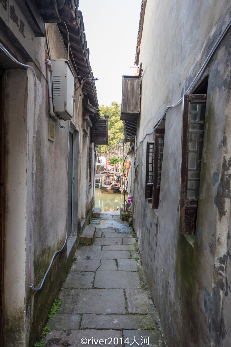 古镇上有许多小巷子直通河边.