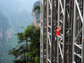 張家界天門山玻璃棧道旅游花多少錢_張家界天門山玻璃棧道自由行費用_香港旅游團張家界天門山玻璃棧道