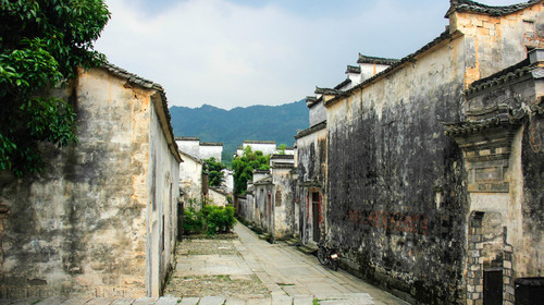 赴【黄山风景区】,乘景区环保车抵达黄山景区入口,步行上山(约2.