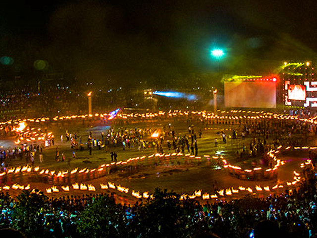 参观举行彝族火把节的"太阳历广场"彝族不仅发明了文字,还创造了著名