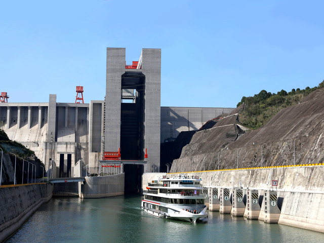 [春节] 葛洲坝-西陵峡-三峡大坝1日游>船过葛洲坝,无购物