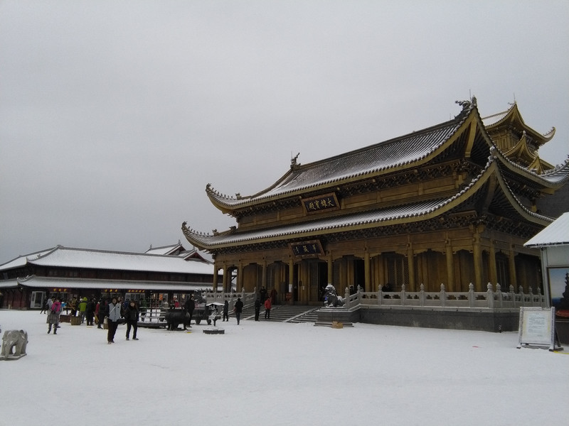 华臧寺殿门上悬挂着赵朴初先生题写的"华藏寺"金匾