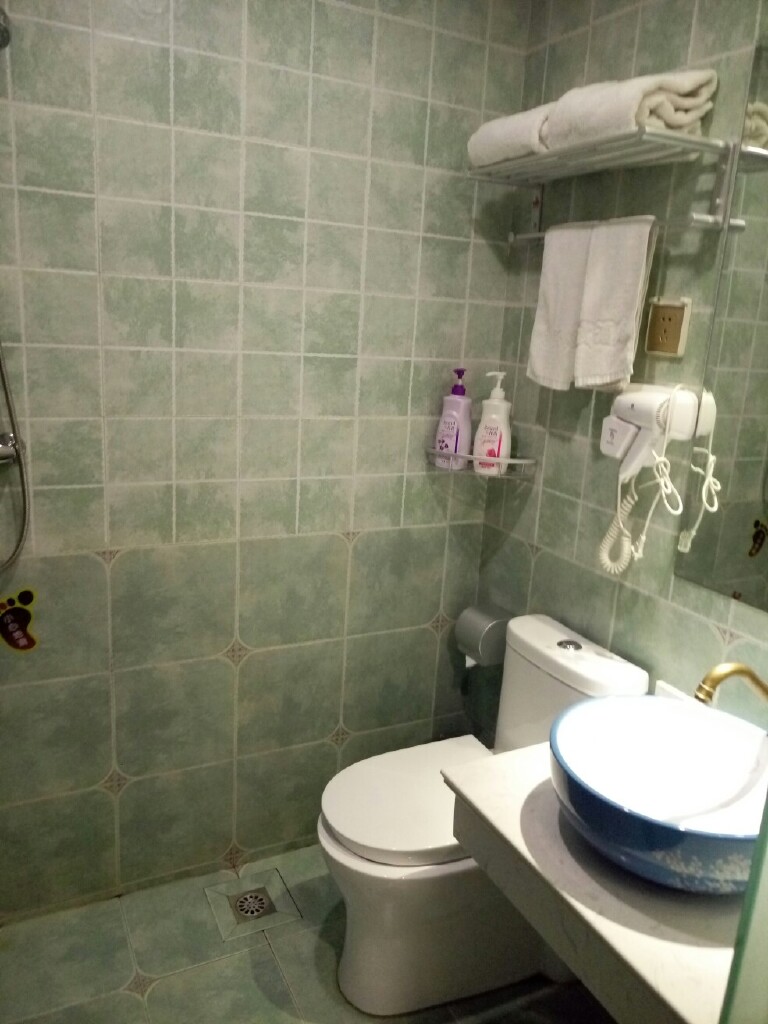 爱尊客酒店(青岛遇青城台东啤酒街店)座落于青岛市市北区台东特色旅游区,近邻青岛十五中学,延安路如家快捷酒店,近邻着名的青岛登州路啤酒街,青岛啤酒博物馆,地处人气鼎沸的青岛核心台东商圈,紧靠登州路青岛啤酒厂。有青岛啤酒街、青岛啤酒博物馆,红酒博物馆,有青岛文化街、古玩城、红酒街;近青岛科技街、辽宁路电子信息城、数码广场;有青岛旅游信息咨询中心、青岛纺织博物馆;还有万达广场、利群商厦、沃尔玛超市、台东夜市等,可谓商贾云集,小吃林立,是旅游、美食、购物、休闲、聚会、住宿的理想选择。酒店房间舒适整洁干净,24小时