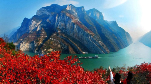 下午 您可在阳光甲板上欣赏长江三峡第二峡【巫峡】风光 【巫峡】自