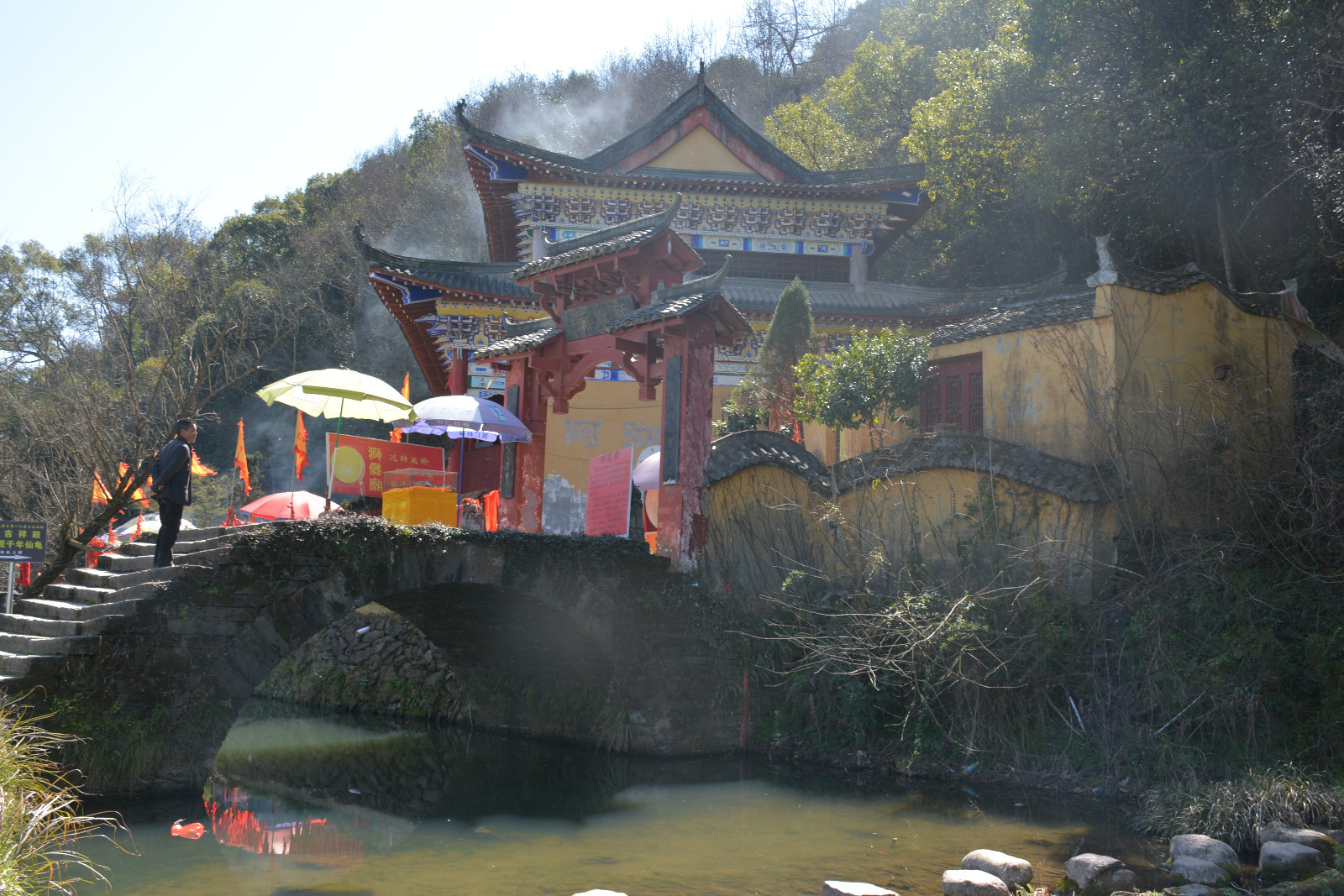 文昌阁前的建于南宋的狮傩庙,门口供奉弥勒佛,正殿供奉观音菩萨