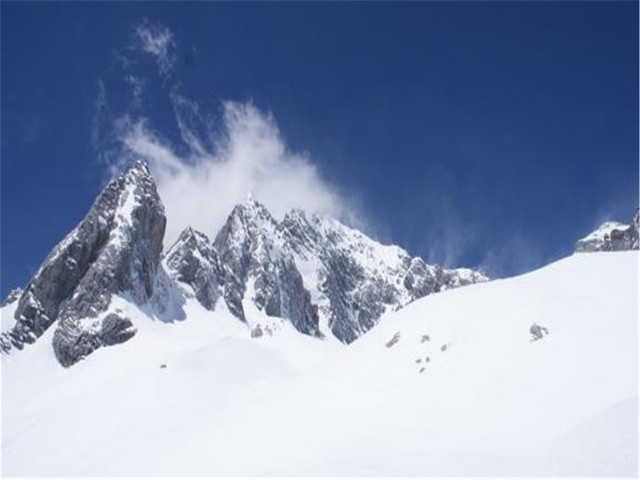 玉龙雪山大索道从丽江古城北行约35公里,从甘海子雪山庄西行约5公里.