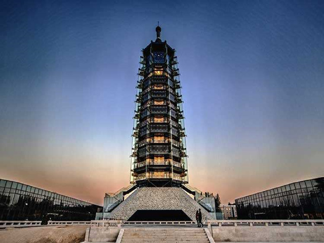 遗址公园中备受瞩目的琉璃宝塔并未按照历史原样复建,而是以轻质钢架
